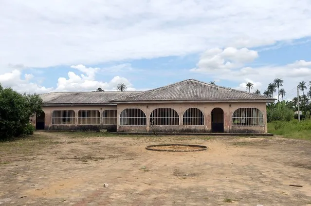 A building belonging to the father of Nigeria's former petroleum minister Diezani Alison-Madueke is seen in Yeneka village on the outskirts of the Bayelsa state capital, Yenagoa, in Nigeria's delta region October 8, 2015. (Photo by Akintunde Akinleye/Reuters)