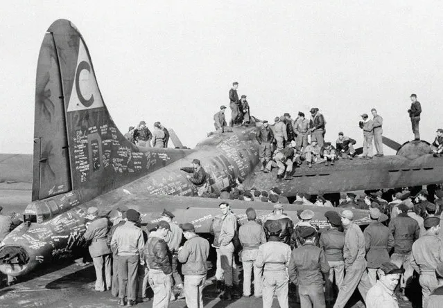 It is usually the famous who do the autographing, but GI's swarm all over Hells Angels at a U.S. airdrome in England on February 3, 1944, to put their names on the Flying Fortress before its take-off for the United States and a tour of aircraft assembly and other war plants. Hells Angels, one of the most famous Fortresses in the U.S. Army 8th Air Force, has made 49 raids, dropping more than a quarter of a million pounds of bombs on enemy territory and fighting through many battles with Nazi planes. (Photo by AP Photo)