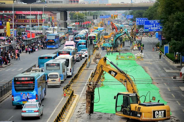 Buses line up near a construction site on a road in Jinan, Shandong province, China, October 9, 2016. (Photo by Reuters/Stringer)