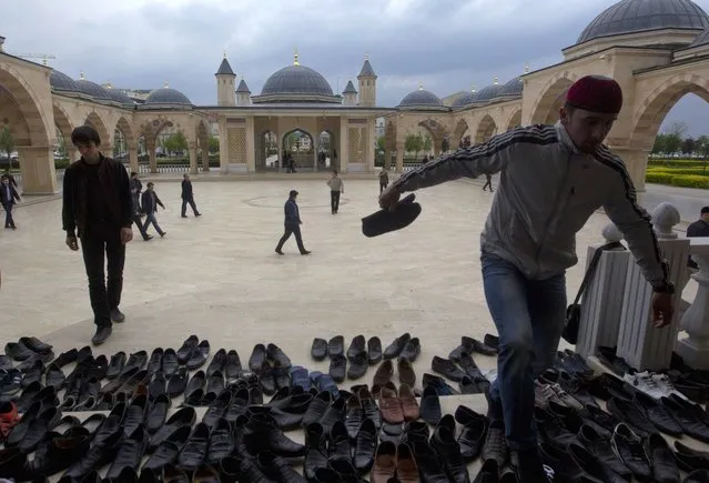 Muslim men arrive for Friday prayers at the central mosque in the Chechen capital Grozny April 26, 2013. (Photo by Maxim Shemetov/Reuters)