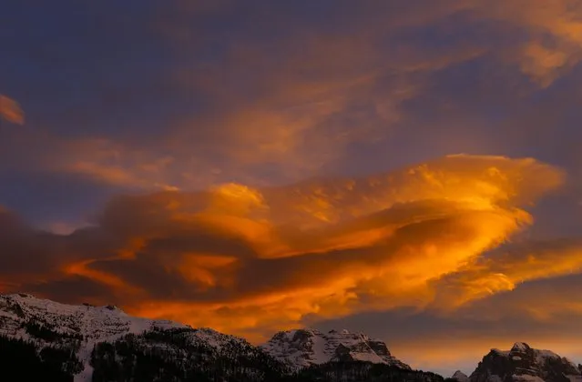 Red clouds are seen over the Groste mountain before the start of the men's World Cup Slalom skiing race in Madonna di Campiglio December 22, 2014. (Photo by Stefano Rellandini/Reuters)