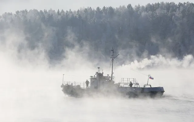 A motor boat travels through the frosty fog along the Yenisei River at air temperature some minus 21 degrees Celsius in the Taiga district outside the Siberian city of Krasnoyarsk, Russia, November 16, 2015. (Photo by Ilya Naymushin/Reuters)