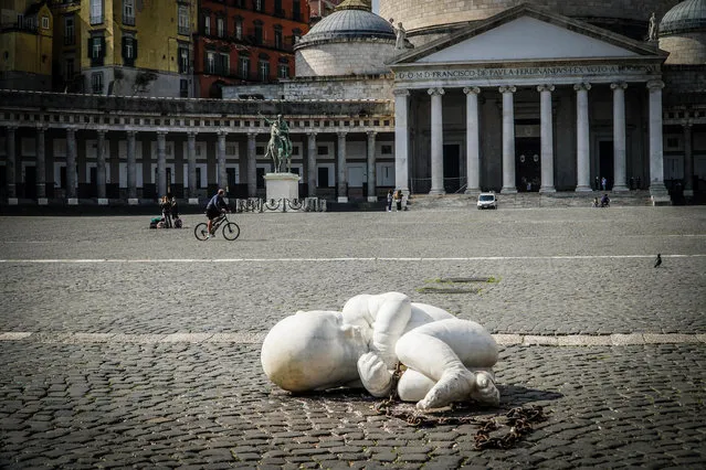 Artist Jago sculpture “Lookdown” in the semi-deserted center of Naples, Italy, 06 March 2021. Campania Region returns to the Covid red zone from Monday 08 March. Too many daily coronavirus infections and the nightmare of the variants underlying the decision, after the data that emerged from the weekly monitoring of the Higher Institute of Health. (Photo by Cesare Abbate/EPA/EFE)