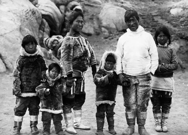 A Greenlandic couple with their children. (Photo by Hulton-Deutsch Collection/Corbis via Getty Images)