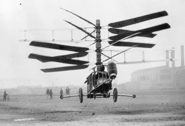 Raoul Pescara's 16-bladed helicopter leaves the ground at Issy les Moulineaux, France, to attempt the world endurance record, circa 1924. (Photo by Topical Press Agency/Getty Images)
