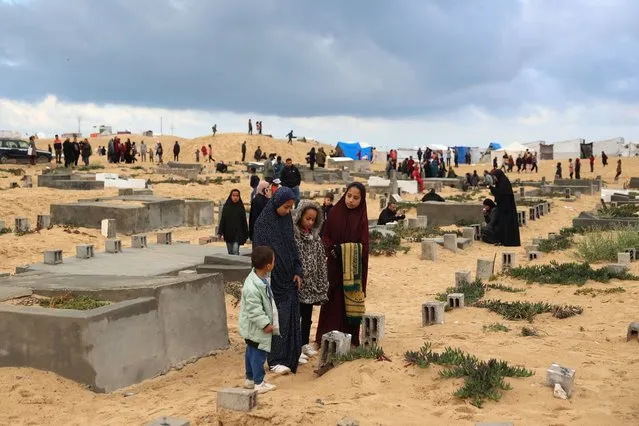 Palestinians visit the graves of loved one at the start of the Eid al-Fitr festival, marking the end of the Muslim holy month of Ramadan, at a cemetary in Rafah in the southern Gaza Strip, on April 10, 2024, amid the ongoing conflict between Israel and the militant group Hamas. (Photo by AFP Photo)