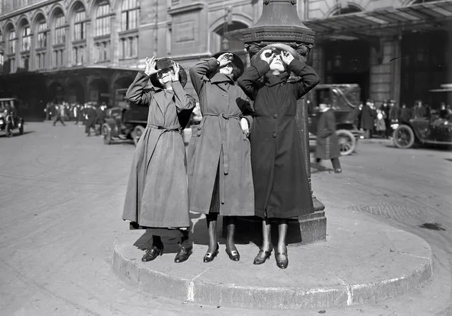 Women observing the Solar eclipse of April 8, 1921 in Paris, France. (Photo by adoc-photos/Corbis via Getty Images)