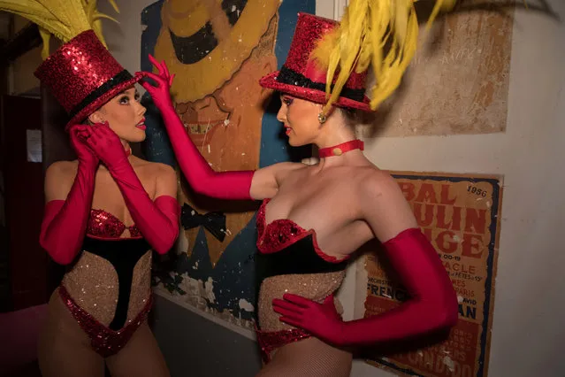Dancers Courtney and Lacie wait for their next set in the corridors of the Moulin Rouge as they perform in the review “Feerie” at the Moulin Rouge in Paris, France, July 3, 2018. (Photo by Philippe Wojazer/Reuters)