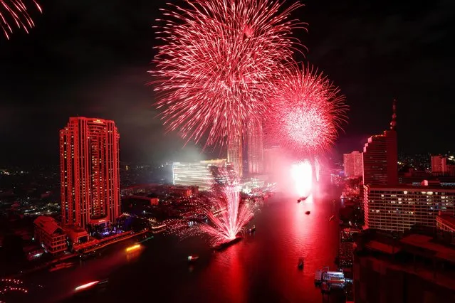 Fireworks explode over Chao Phraya River during the New Year's celebrations in Bangkok, Thailand on January 1, 2020. (Photo by Soe Zeya Tun/Reuters)