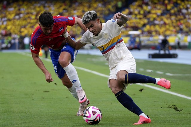 Chile's Felipe Loyola, left, and Colombia's Luis Diaz battle for the ball during a FIFA World Cup 2026 qualifying soccer match at the Metropolitano Roberto Melendez stadium in Barranquilla, Colombia, Tuesday, October 15, 2024. (Photo by Fernando Vergara/AP Photo)