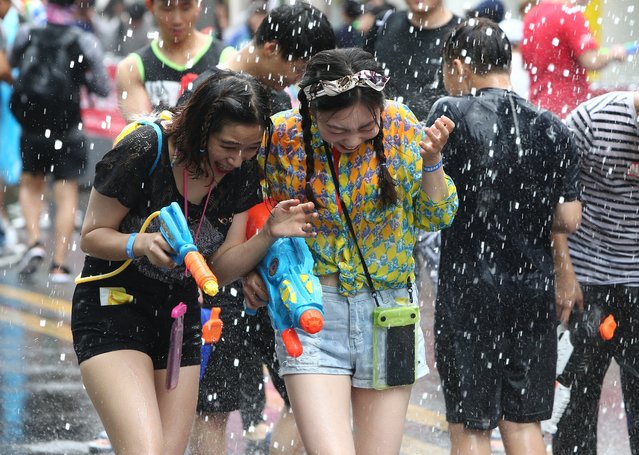 South Koreans and tourists spray water with water guns during an annual event of the Sinchon Water Gun Festival in Seoul, South Korea, 29 July 2017. (Photo by Yang Ji-Woong/EPA/EFE)