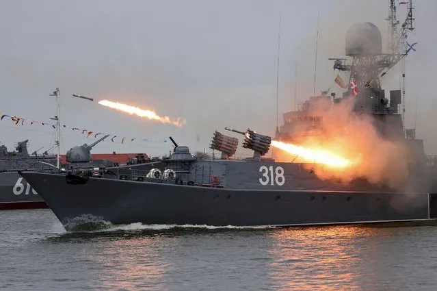 The Russian corvette Aleksin fires missiles during a parade marking Navy Day in Baltiysk in the Kaliningrad region, Russia on July 31, 2022. (Photo by Vitaly Nevar/Reuters)