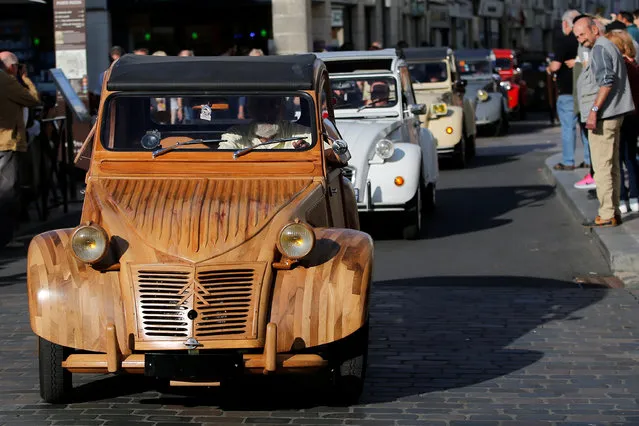 Michel Robillard, a french cabinet maker, drives his hand-built 2CV Citroen car made out of fruitwood in Loches, France September 23, 2017. (Photo by Stephane Mahe/Reuters)