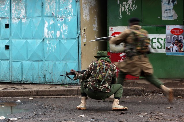 Kenyan police officers aim their guns at protesters as they engaged supporters of the opposition coalition, the National Super Alliance (NASA) and its presidential candidate Raila Odinga, during their protest in Mathare slum, one of the opposition strongholds in Nairobi, Kenya, 26 October 2017. (Photo by Daniel Irungu/EPA/EFE)