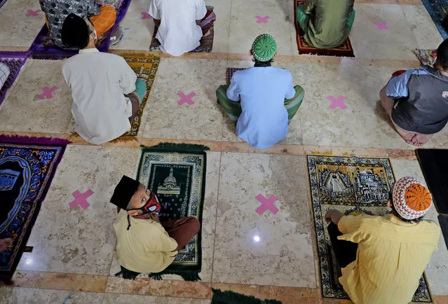 Indonesian Muslims pray spaced apart as they practice social distancing to curb the spread of the new coronavirus during an Eid al-Fitr prayer marking the end of the holy fasting month of Ramadan in Sidoarjo, East Java, Indonesia, Sunday, May 24, 2020. Millions of people in the world's largest Muslim nation are marking a muted and gloomy religious festival of Eid al-Fitr, the end of the fasting month of Ramadan – a usually joyous three-day celebration that has been significantly toned down as coronavirus cases soar. (Photo by Trisnadi/AP Photo)