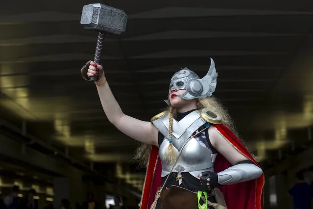 Rachel Temkin poses as Thor on day two of New York Comic Con in Manhattan, New York, October 9, 2015. (Photo by Andrew Kelly/Reuters)