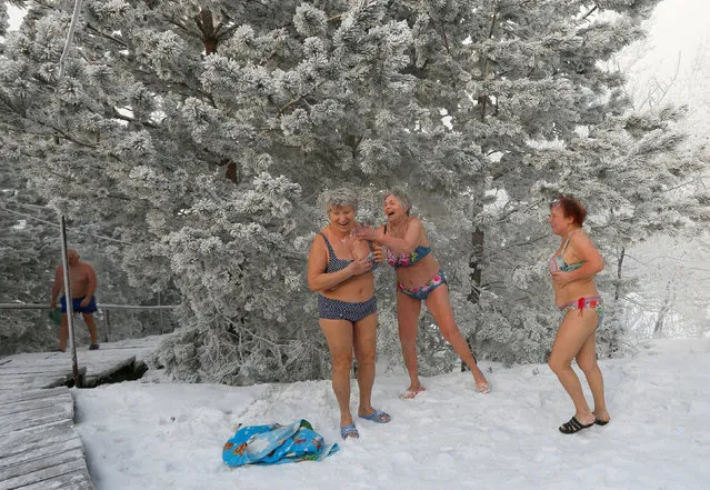 Members of the Cryophile winter swimming club rub themselves with snow after swimming in the Yenisei river in Krasnoyarsk, Siberia, Russia on January 19, 2018. The air temperature was about –38°C. (Photo by Ilya Naymushin/Reuters)
