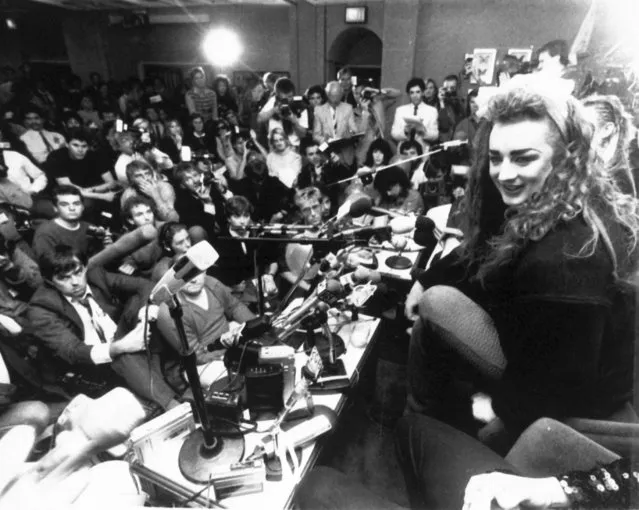 Boy George answers questions from the media during a press conference at Sebel Town House in Sydney, Australia, June 29, 1984. (Photo by AP Photo)