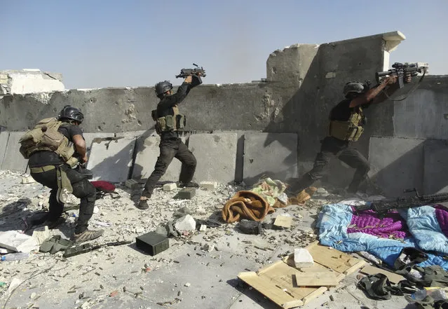 Members of the Iraqi Special Operations Forces take their positions during clashes with the al Qaeda-linked Islamic State  in the city of Ramadi, June 19, 2014. (Photo by Reuters/Stringer)