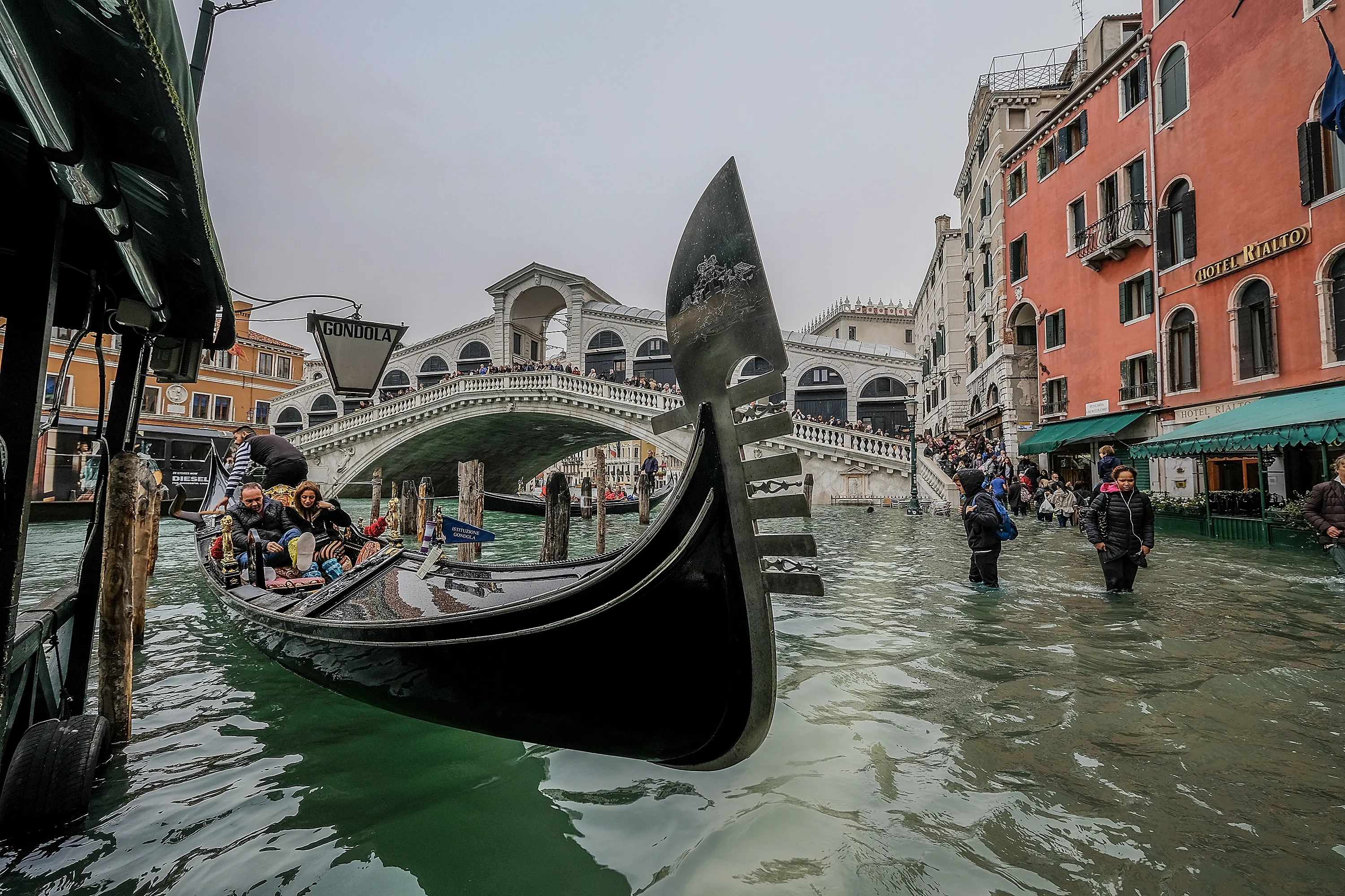 Почему венеция на воде. Венеция. Гондолы. Город на воде в Италии Венеция. Наводнение в Венеции. Глубина каналов в Венеции.