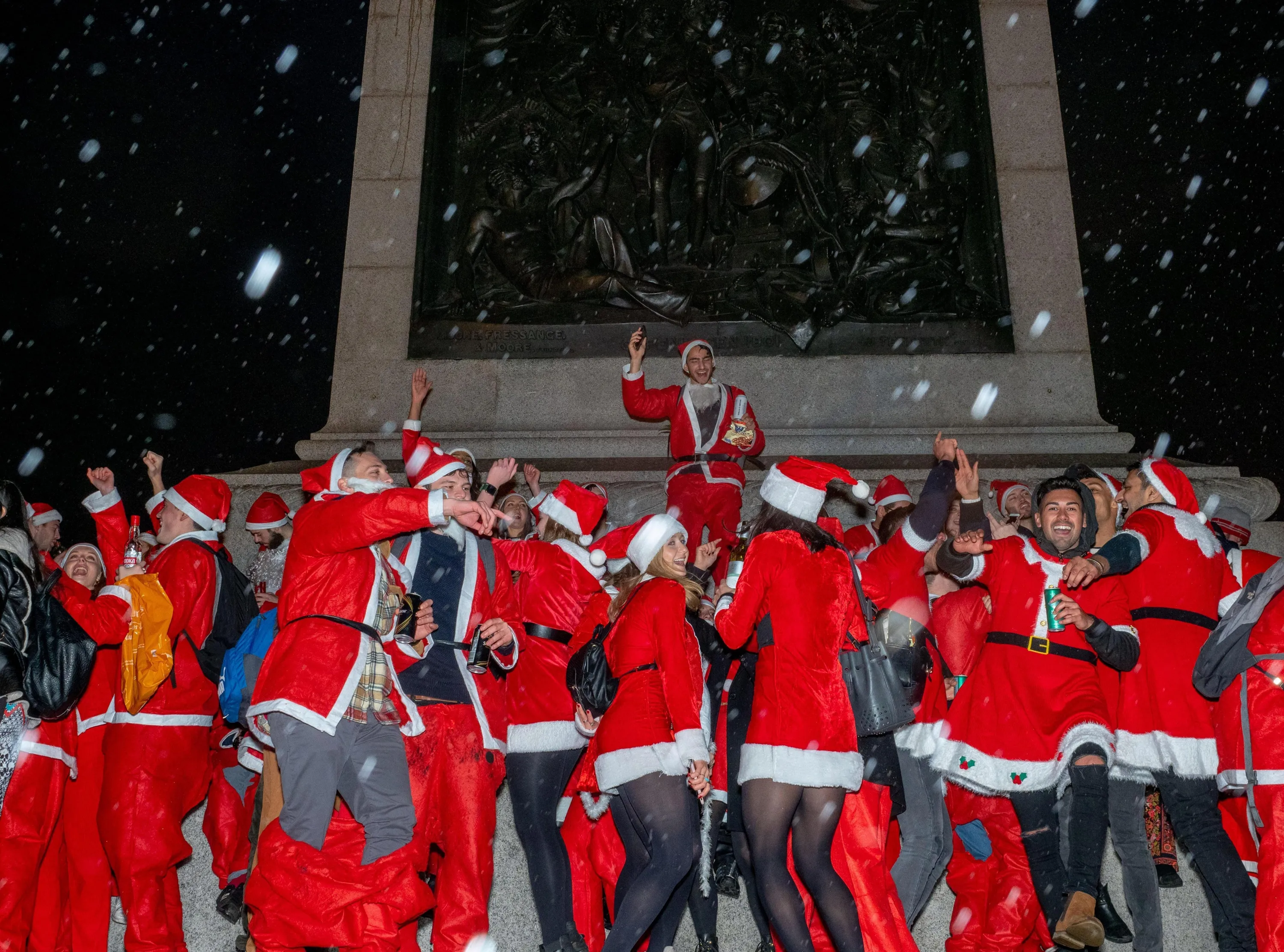 Вилд санта. Шествие Санта Клаусов Трафальгарская площадь в Рождество в Лондоне. Фото много людей Рождество Лондон.