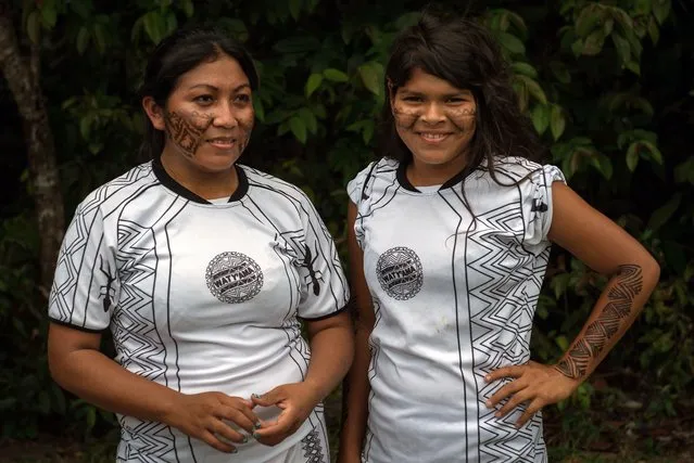 Female indigenous players pose for a picture during the final match of Peladao, the amateur football tournament, in Manaus, Amazonas state, Brazil, on November 24, 2013. (Photo by Yasuyoshi Chiba/AFP Photo)