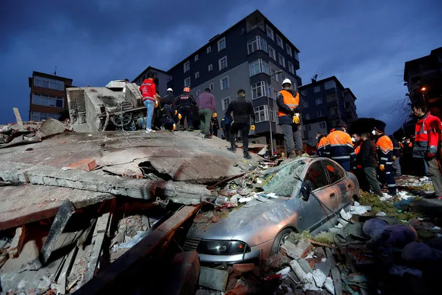 Rescue workers search for survivors at the site of a collapsed residential building in the Kartal district, Istanbul, Turkey, February 6, 2019. (Photo by Murad Sezer/Reuters)