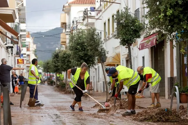 Volunteers continue cleaning the streets two days after floods in Les Cases d'Alcanar in Tarragona, Catalonia, Spain, 03 September 2021. Up to 77 liters per square meter of rain in half an hour was registered two days before, causing floods in the areas of Montsia and Baix Ebre. No casualties have been reported. (Photo by Quique Garcia/EPA/EFE)