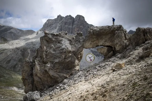 A view of the installation “Und Endlich” (lit. and finally) by German artists Wolfgang Aichner and Thomas Huber (both unseen) at pass Fuorcla digl Leget in Bivio, Switzerland, 18 August 2021. The clock artwork slows down while spectators are approaching until it finally stops ticking. (Photo by Gian Ehrenzeller/EPA/EFE)