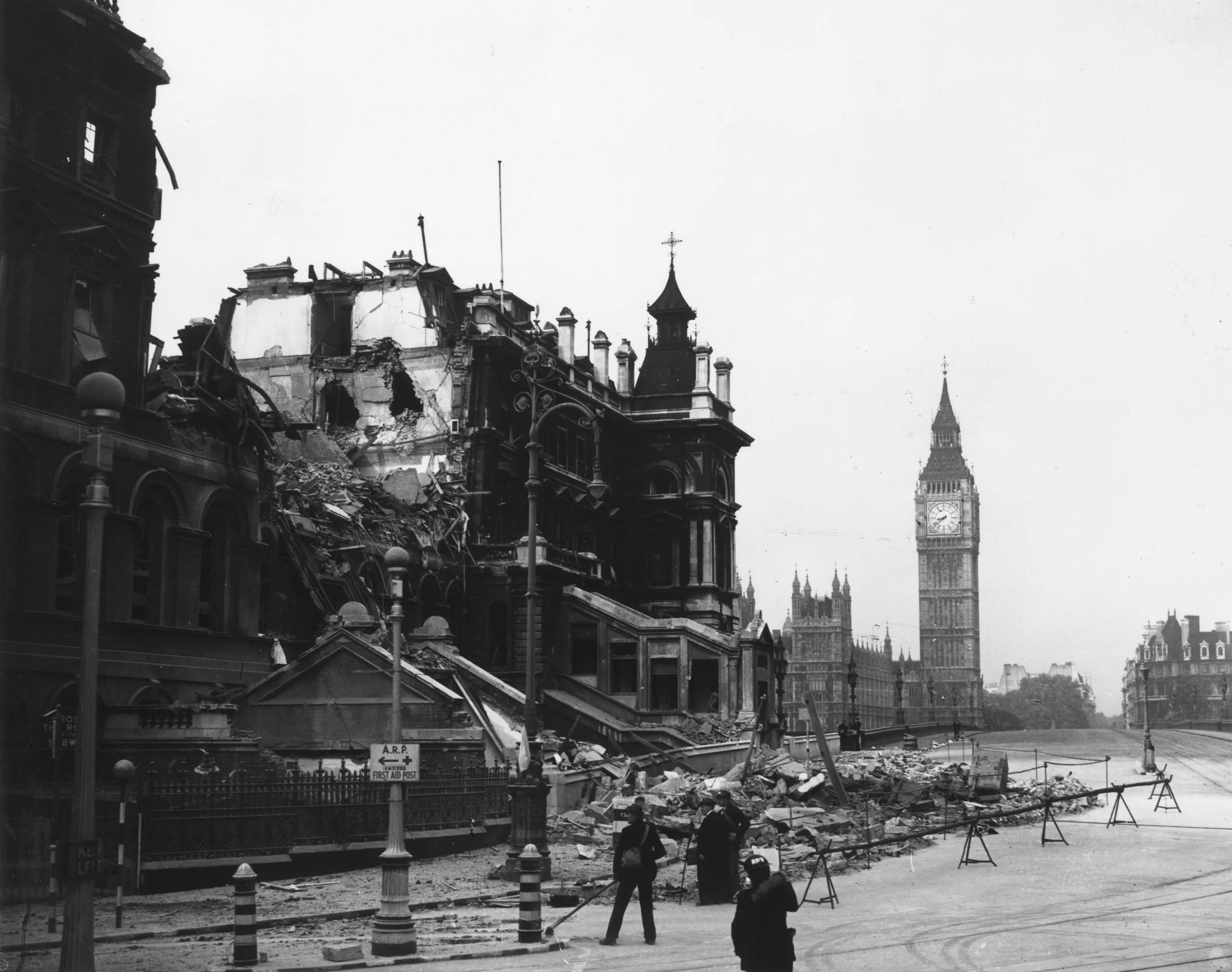 Лондон после. Бомбардировка Лондона 1940. Лондон после второй мировой войны. Бомбежка Лондона в 1940. Лондон после бомбежки 1940.