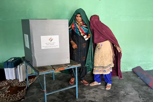 Women cast their ballot to vote at a polling station in the first phase of India's general election in Kairana, Shamli district, in India's Uttar Pradesh state on April 19, 2024. (Photo by Sajjad Hussain/AFP Photo)