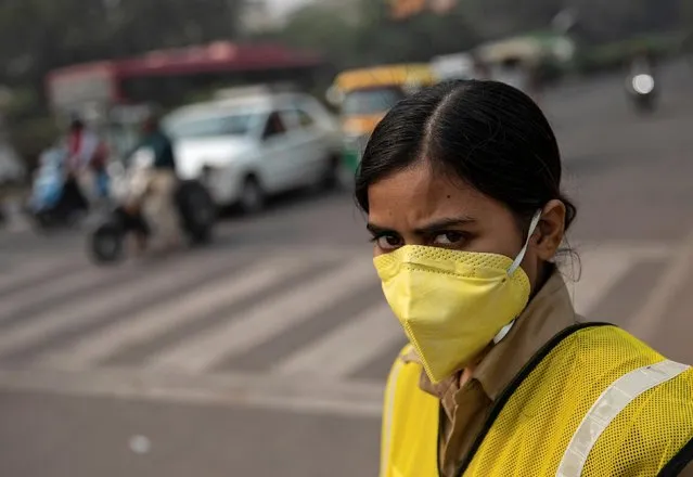 A policewoman wears a mask to protect herself from air pollution a on a smoggy morning in New Delhi, November 4, 2019. Authorities in India's capital New Delhi banished from the roads cars with number plates ending in an odd number on Monday in a bid to cut hazardous air pollution shrouding the city. (Photo by Danish Siddiqui/Reuters)