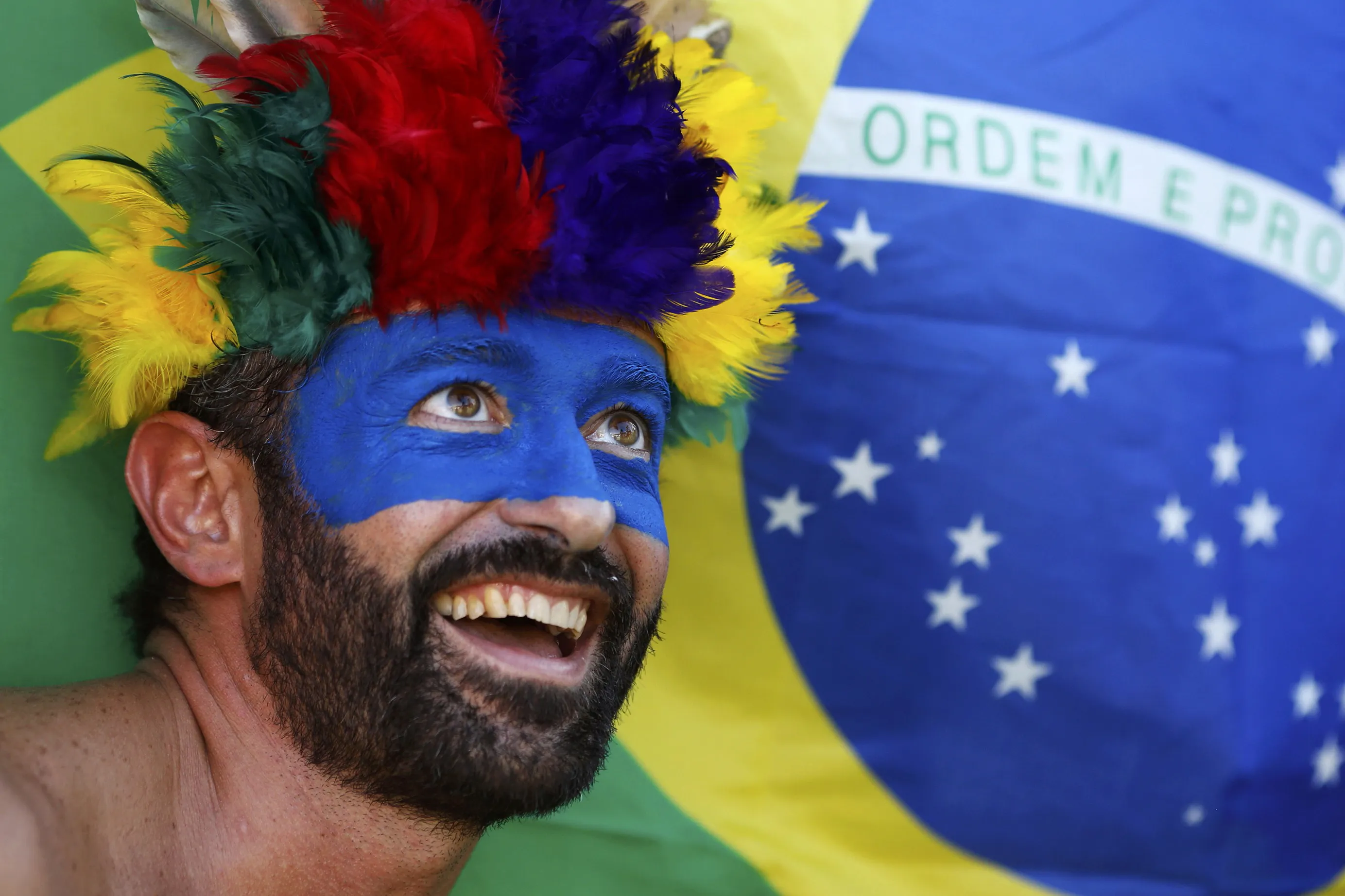 Part fans. Веселые бразильцы. Бразильские футбольные фанаты. Смешная Бразилия. Болельщик футбольный в Бразилии.