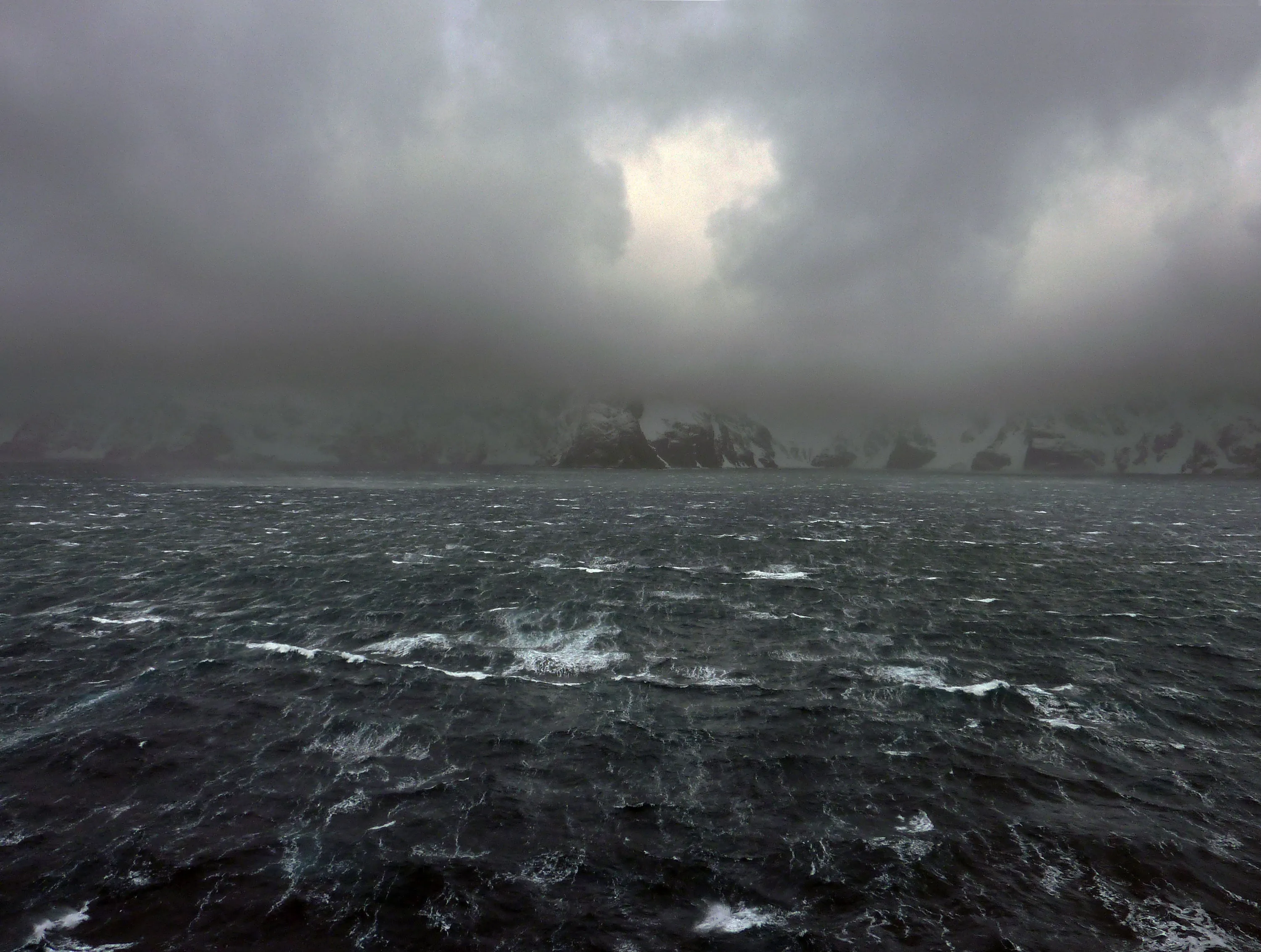Океан шторм 2. Северный Ледовитый океан што. Северный Ледовитый океан шторм. Мрачное море. Море шторм.