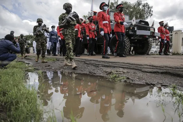 A military honour guard walks with the coffin of Kenya's former President Mwai Kibaki, at his state funeral in the capital Nairobi, Kenya Friday, April 29, 2022. Kenyans are paying their last respects to the former leader, whose death was announced last Friday, in a state funeral service that is attended by African leaders. (Photo by Brian Inganga/AP Photo)