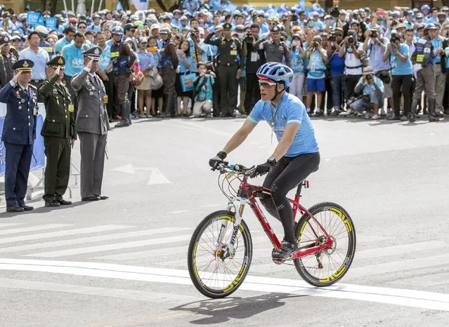 Thailand's Crown Prince Maha Vajiralongkorn cycles in the “Bike for Mom” event in Bangkok, Thailand, August 16, 2015. Thai Crown Prince Maha Vajiralongkorn led 40,000 cyclists on a 43-km (27-mile) course in Bangkok on Sunday, to celebrate the 83rd birthday of Thailand's Queen Sirikit, which fell on August 12. (Photo by Athit Perawongmetha/Reuters)