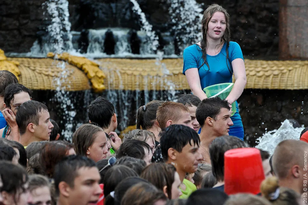 Flashmob: Water Battle on All-Russian Exhibition Center in Moscow