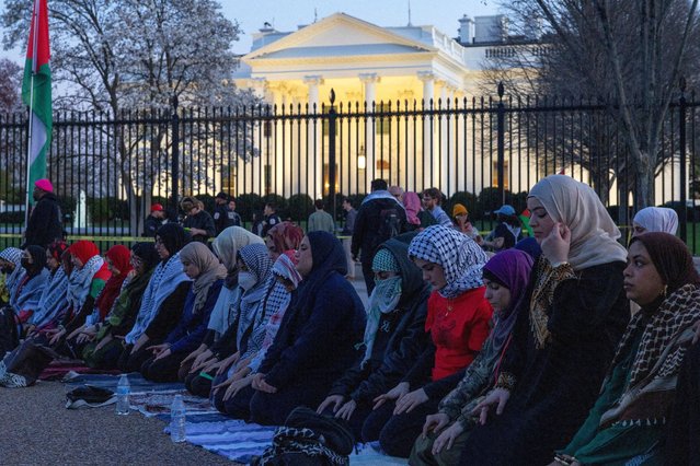 Muslim protestors pray outside the White House during demonstration to condemn Israel's renewed strikes on Gaza, in Washington on March 19, 2025. (Photo by Carlos Barria/Reuters)