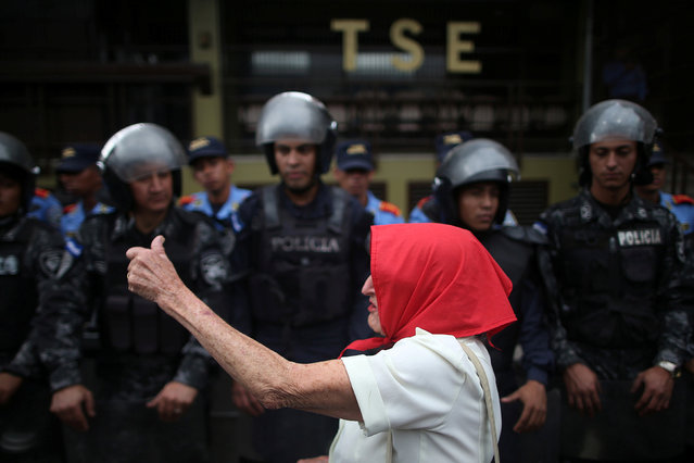 A supporter of Salvador Nasralla, presidential candidate for the Opposition Alliance Against the Dictatorship, gestures in front of police officers as she waits for official presidential election results in Tegucigalpa, Honduras, November 27, 2017. (Photo by Edgard Garrido/Reuters)