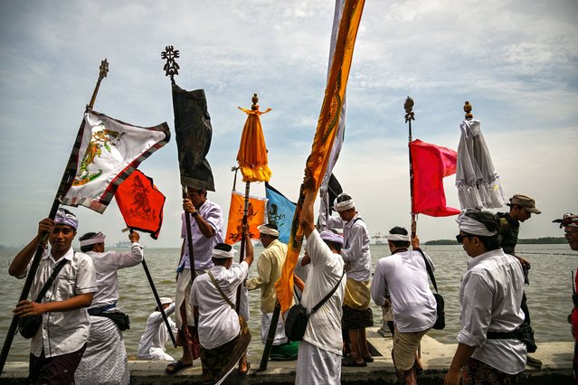 Hindus devotees take part in Melasti prayer at Arafuru Beach in Surabaya on March 23, 2025. Melasti is a purification festival which is held several days before “Nyepi”, the day of silence, when Hindu devotees are not allowed to work, travel or take part in any indulgence. (Photo by Juni Kriswanto/AFP Photo)