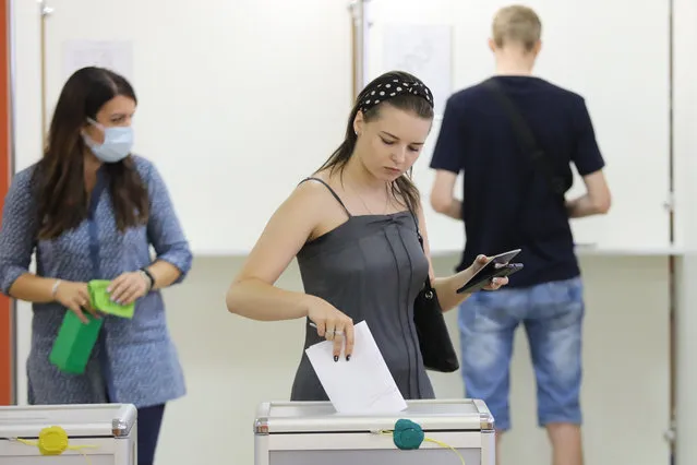 A voter casts a ballot at a polling stationat School 41 in Minsk, Belarus during the presidential election on August 9, 2020. (Photo by Uladz Hrydzin/Radio Free Europe/Radio Liberty)