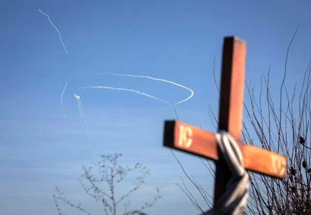 A missile trace is seen in a sky, as Russia's attack on Ukraine continues, near Bakhmut in Donetsk region, Ukraine on January 23, 2023. (Photo by Oleksandr Ratushniak/Reuters)