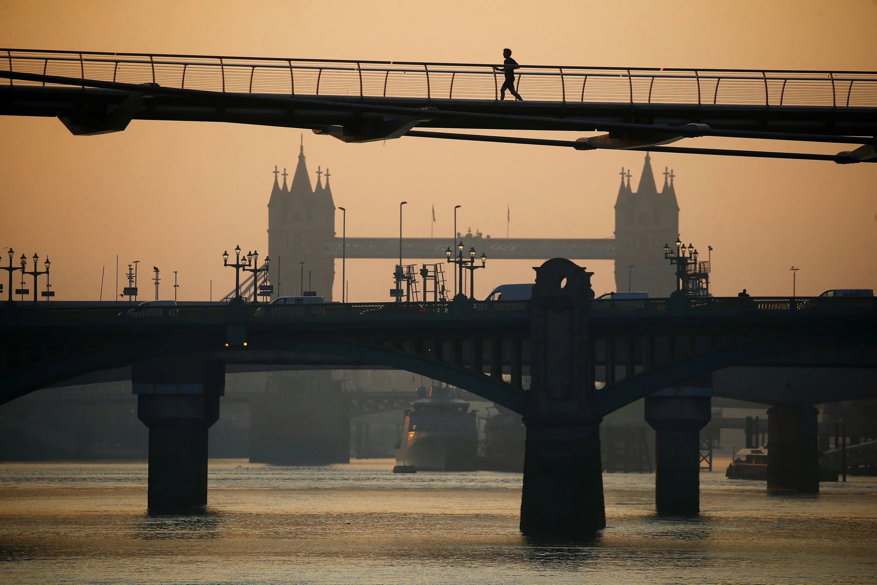 Бегущая Лань мост. Бежит по мосту. Утренний Лондон фото.