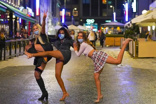 Boozers made sure to wear their masks in Newcastle, United Kingdom on November 01, 2020, as England prepares to go back into lockdown. (Photo by London News Pictures/The Sun)