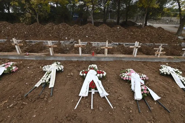 Wreaths lie atop the new graves of recent fatalities of the coronavirus pandemic in the northern city of Thessaloniki, Greece, on Wednesday, December 2, 2020. Greece has been battling a resurgence of the virus that has led to record numbers of daily deaths. A nationwide lockdown imposed in early November has been extended until Dec. 7. (Photo by Giannis Papanikos/AP Photo)
