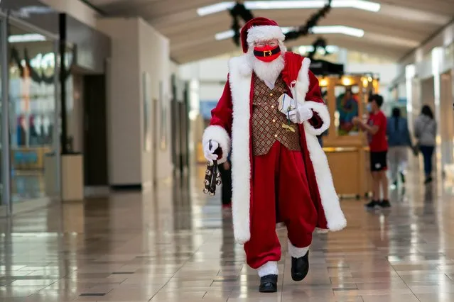 Santa Claus wears a face mask due to the coronavirus pandemic as he arrives to meet children, at the Exton Square Mall in Exton, Pennsylvania, November 14, 2020. (Photo by Mark Makela/Reuters)