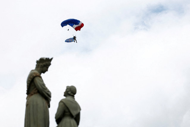 A French soldier of the 1st RPIMa Special Forces parachutes during a ceremony to pay homage to the Saint Marcel maquis, a force of French Resistance fighters during World War II and the French SAS (Special Air Service) paratroopers, in Plumelec, Brittany, on the eve of the 80th anniversary of the 1944 D-Day landings in Normandy, France on June 5, 2024. (Photo by Benoit Tessier/Reuters)