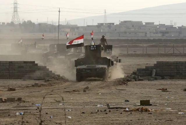 Iraq's elite counterterrorism forces advance toward Islamic State positions in the village of Tob Zawa, about 9 kilometers  (5½ miles) from Mosul, Iraq, Tuesday, October 25, 2016. (Photo by Khalid Mohammed/AP Photo)