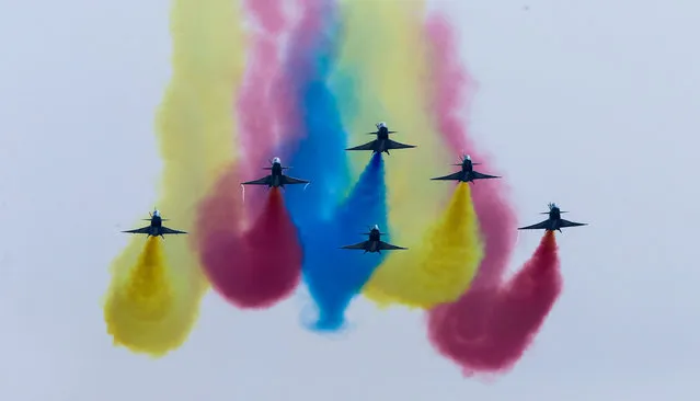 China's J-10 fighter jets perform during an air show, the 11th China International Aviation and Aerospace Exhibition in Zhuhai, Guangdong Province, China November 1, 2016. (Photo by Reuters/Stringer)