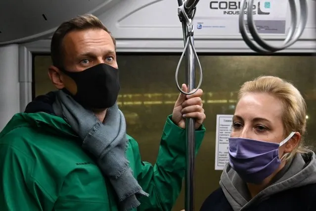 Russian opposition leader Alexei Navalny and his wife Yulia ride on a bus from a plane to a terminal of Moscow's Sheremetyevo airport on January 17, 2021. Chief Kremlin critic Alexei Navalny returns to Russia from Germany on January 17, facing imminent arrest after authorities warned they would detain him. The 44-year-old opposition leader is flying back to Moscow after spending several months in Germany recovering from a poisoning attack that he said was carried out on the orders of President Vladimir Putin. (Photo by Kirill Kudryavtsev/AFP Photo)